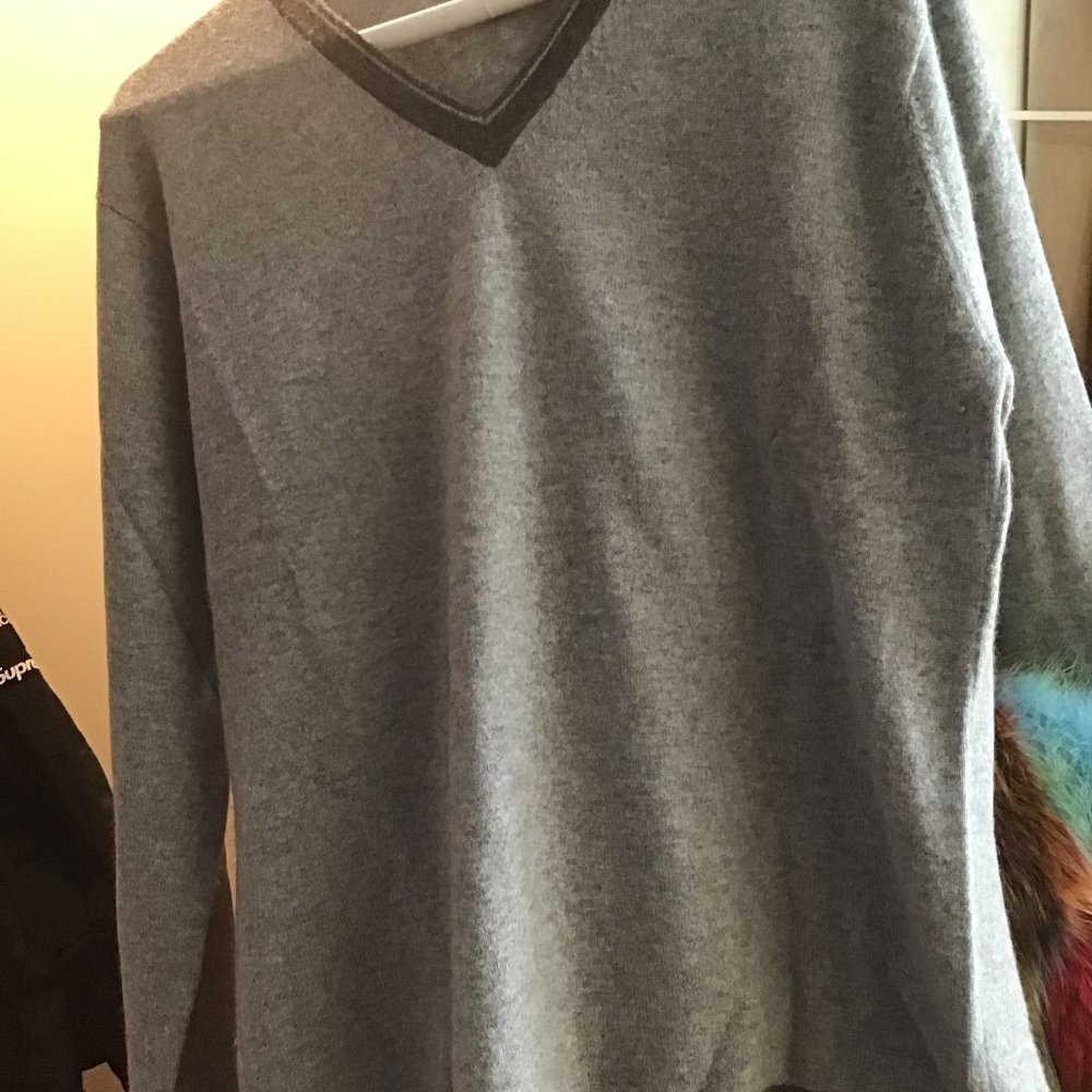 Preowned grey cashmere v-neck sweater